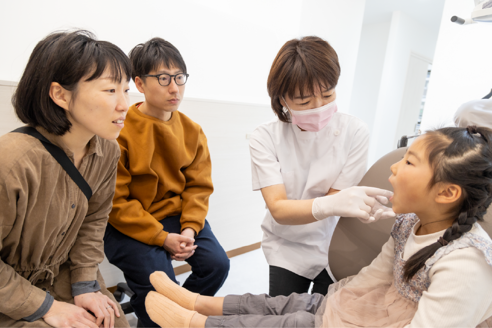 お子さまのお口をさわる院長